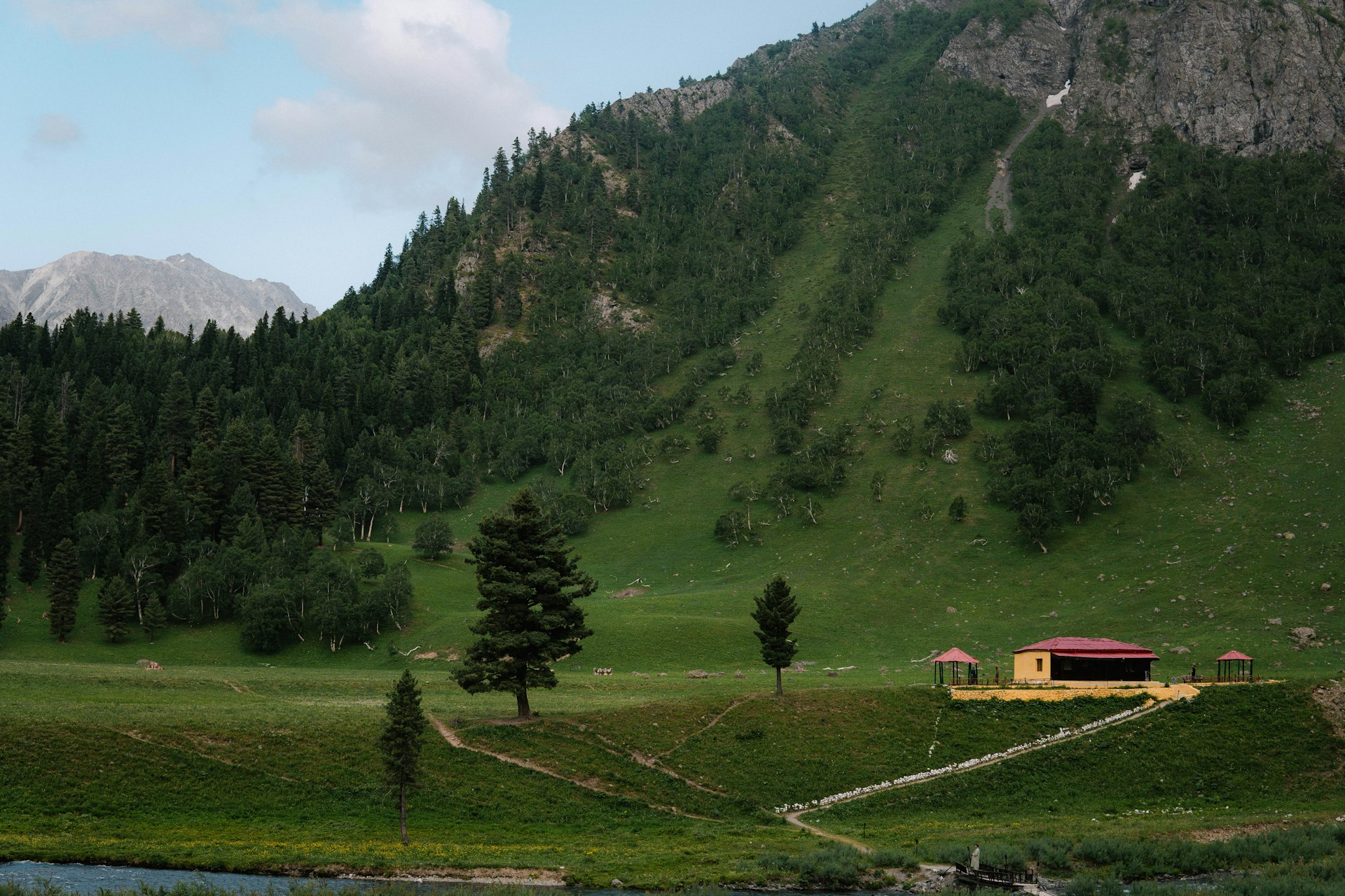 Green mountains and a cabin at Minimarg